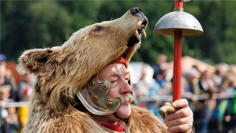 Auf in die Schlacht: Das Varusschlacht-Museum in Bramsche veranstaltet wieder die Römer- und Germanentage. Ein als römischer Legionär verkleideter Darsteller trägt dabei einen Bärenkopf.