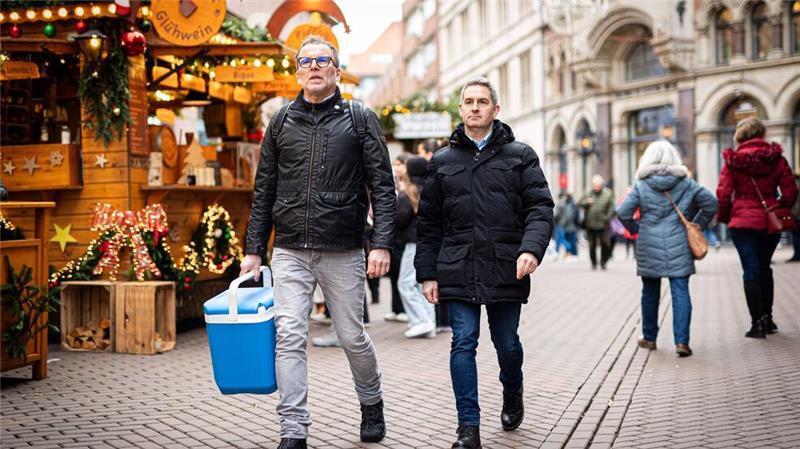 Woran Sie einen guten Glühwein auf dem Weihnachtsmarkt erkennen Auf jedem Weihnachtsmarkt werden Glühwein, Reibekuchen und Bratwürste von Lebensmittelkontrolleuren getestet.