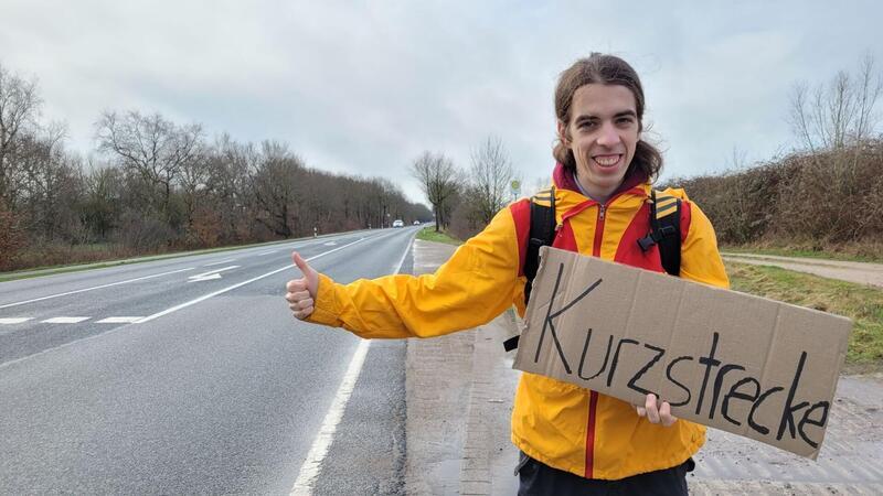 Auf kurzen Strecken verzichtet Paul Hußlein auf konkrete Ortsnamen und greift zum Schild Kurzstrecke: „Das spart Pappe“, sagt der 25-jährige Frankfurter.