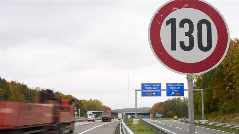 Auf mehreren Autobahn-Abschnitten in Deutschland ist die Höchstgeschwindigkeit bereits begrenzt. (Archivbild)