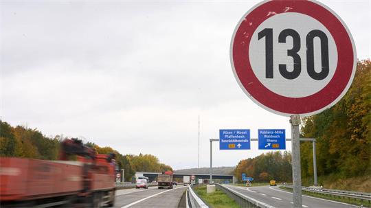 Auf mehreren Autobahn-Abschnitten in Deutschland ist die Höchstgeschwindigkeit bereits begrenzt. (Archivbild)