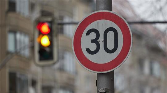 Auf mehreren Hauptstraßen in Niedersachsen wurde Tempo 30 getestet – mit positiven Effekten. (Symbolbild)
