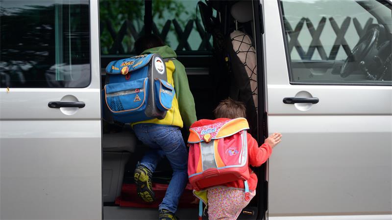 Auf mit dem Elterntaxi zur Schule: Die gesetzliche Unfallversicherung gilt für Schülerinnen und Schüler nur auf dem direkten Weg.