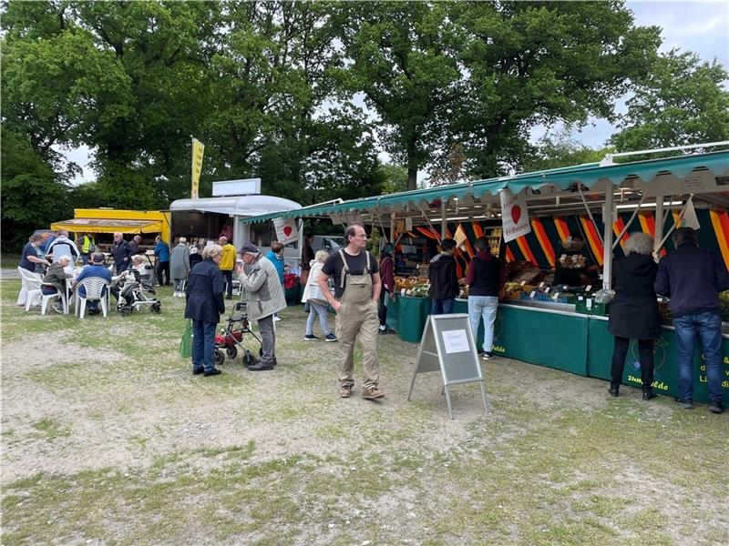 Auf neu befestigtem Gelände präsentieren sich seit drei Wochen wieder viele Marktstände: Neun Beschicker konnte der neue Betreiber aktuell gewinnen. Fotos: Ahrens