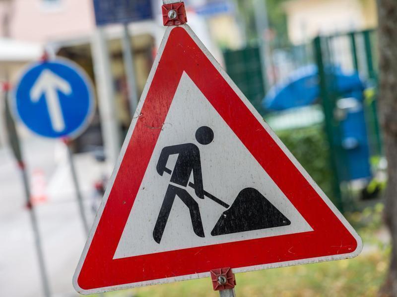 Auf nordöstlicher Seite der L111 in Dornbusch sind erst Teilabschnitte mit einem Gehweg erschlossen. Foto: dpa/Symbolbild