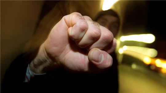 Auf offener Straße sollen die zwei jungen Männer auf das Opfer losgegangen sein. (Symbolbild)