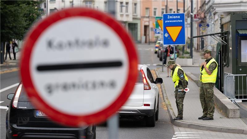 Polen und Deutsche kontrollieren Reisende an der Grenze Auf polnischer Seite wird laut Innenministerium flächendeckend kontrolliert.