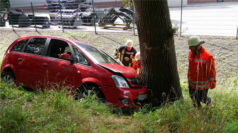 Auf regennasser Fahrbahn kam der 88-jährige Autofahrer mit seiner 86-jährigen Beifahrerin nach links von der Fahrbahn ab. Foto: Jürgen Lange