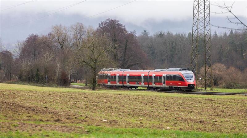 Kaum neue und elektrifizierte Bahnstrecken im nächsten Jahr Auf rund einem Drittel des deutschen Schienennetzes können wegen fehlender Oberleitungen keine elektrischen Züge fahren. (Archivbild)