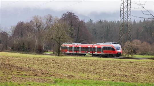 Auf rund einem Drittel des deutschen Schienennetzes können wegen fehlender Oberleitungen keine elektrischen Züge fahren. (Archivbild)
