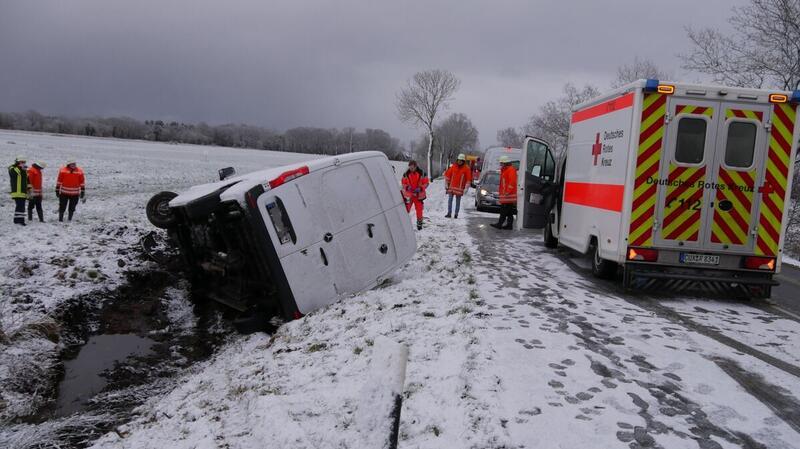 Unfall auf schneeglatter Straße: Sprinter landet im Graben Auf schneeglatter Fahrbahn kam der 19-jährige Paketzusteller bei starkem Schneefall ins Schleudern.
