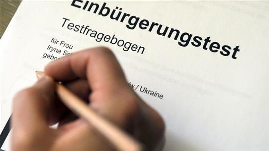 Auf schriftliche Deutsch-Prüfungen und einen Einbürgerungstest soll bei älteren Menschen, die einst über staatliche Abkommen als Arbeitskräfte ins Land gekommen waren, verzichtet werden.