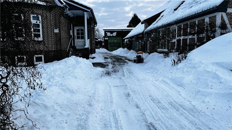 Auf seinem Hof in Jork hat Burkhard Behr den Schnee zu einer Hügellandschaft zusammengeschoben.