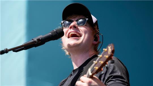 Auf seinem achten Album verarbeitet Ed Sheeran süd- und westasiatische Klänge. (Archivbild)