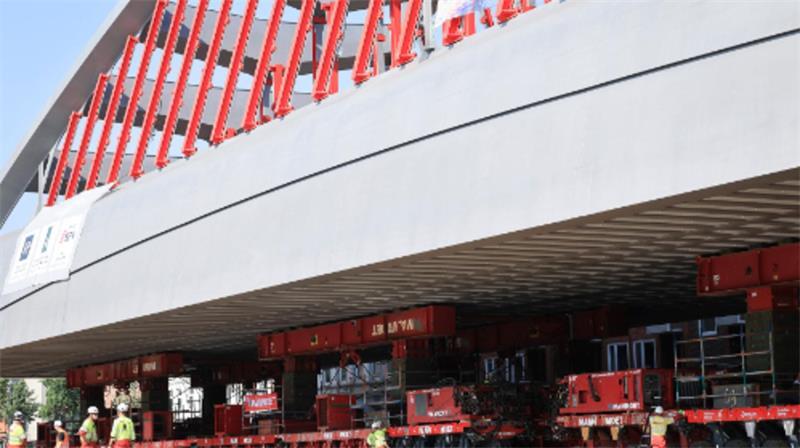 3700-Tonnen: Hamburgs Brücken-Koloss ist wieder auf dem Weg Auf selbstfahrenden Modultransportern (Self-Propelled Modular Transporter SPMT) rollt der Transport des Rohbaus der neuen Sternbrücke.