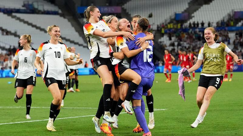 „Maschine im Tor“: Ann-Katrin Berger und ihr Elfer-Coup Auf sie mit Gebrüll: Alle feiern Ann-Katrin Berger