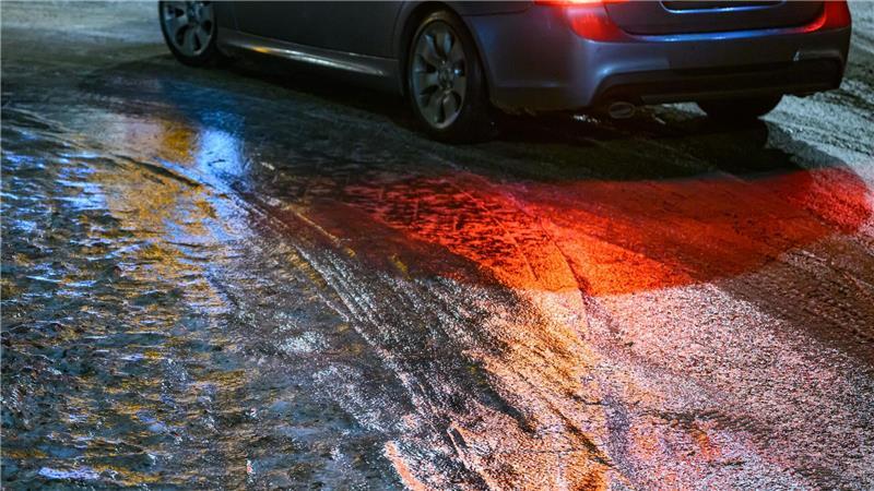 Zwischen Tauwetter und Glatteis: So ist die Wetterlage Auf vereisten Straßen galt am Morgen höchste Vorsicht.