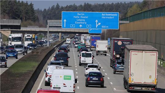 Auf vielen Autobahnen, wie hier auf der A9, herrschte am Donnerstagnachmittag reger Verkehr.
