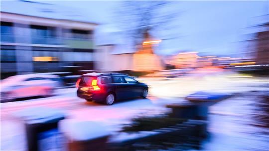 Auf vielen Straßen in Niedersachsen ist wegen Glätte Vorsicht geboten.
