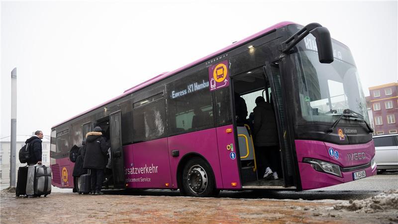 Auf vielen Strecken fahren die Ersatzbusse nun länger - solange, bis die Sanierung abgeschlossen ist. (Archivbild)