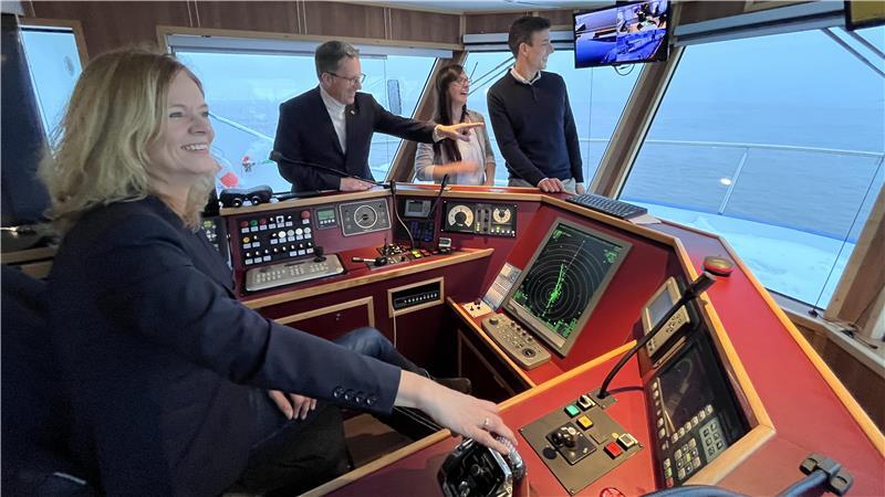 Auf zu neuen Ufern: Ines Utech, Kai Seefried, Katharina Meifert und Tim Detering auf der Brücke der Lühe-Schulau-Fähre nach der Präsentation des Tourismuskonzept für den Landkreis Stade (von links).