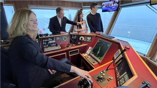 Auf zu neuen Ufern: Ines Utech, Kai Seefried, Katharina Meifert und Tim Detering auf der Brücke der Lühe-Schulau-Fähre nach der Präsentation des Tourismuskonzept für den Landkreis Stade (von links).