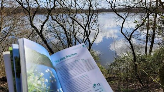 Auf zum Stoteler See: Mit dem Wanderreiseführer "Wandern für die Seele. Zwischen Elbe und Weser" von Birgit Ewe lassen sich bekannte und versteckte Wege neu entdecken.