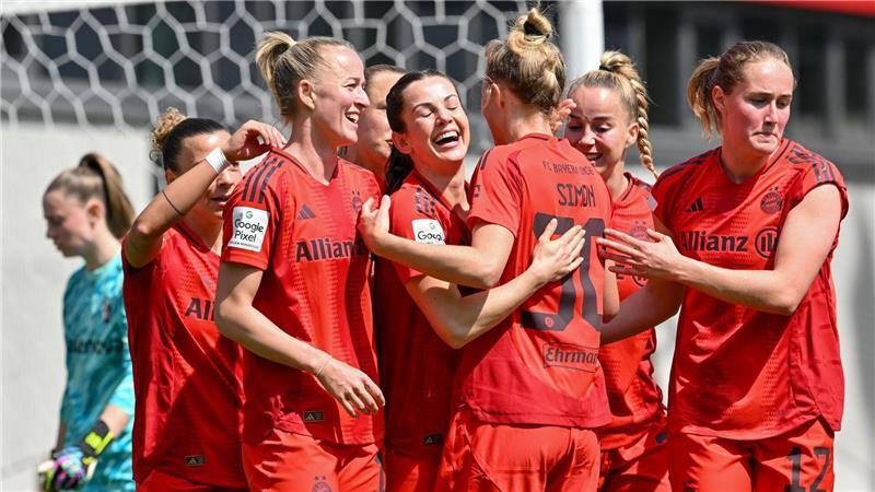 Bayern-Frauen feiern Meister-Hattrick - „Fühlt sich mega an“ Auf zum Titel: Die Bayern-Frauen freuen sich über das 1:0 durch Lea Schüller (2.v.l.).