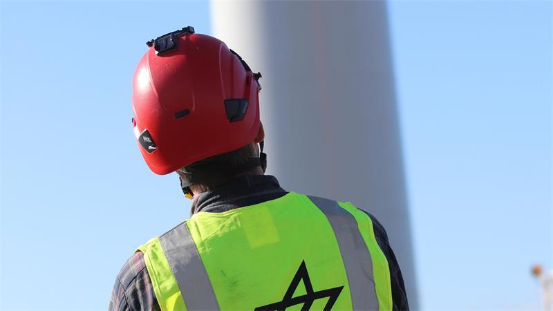 29 Tonnen am Haken: In Krummendeich entsteht ein begehrtes Forschungsobjekt Aufbau der neuen Anlage Opus 3 im DLR-Forschungswindpark Krummendeich: Immer wieder geht der Blick in die Höhe.