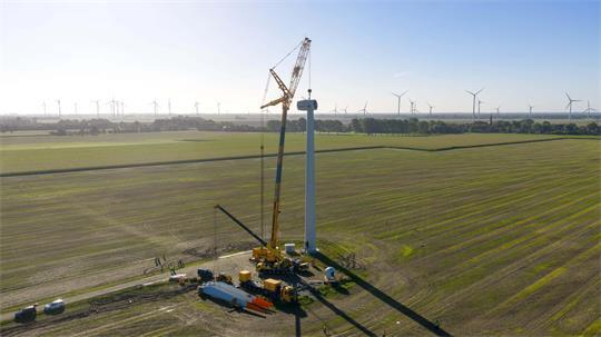 Aufbau der neuen Anlage Opus 3 im DLR-Forschungswindpark Krummendeich.