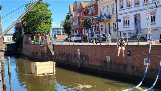 Aufbauarbeiten für die Dreharbeiten am Fischmarkt. Foto: Strüning