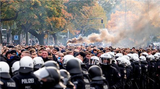 Aufeinandertreffen von Polizei und Fans bei einem Fußballspiel (Archivbild) 