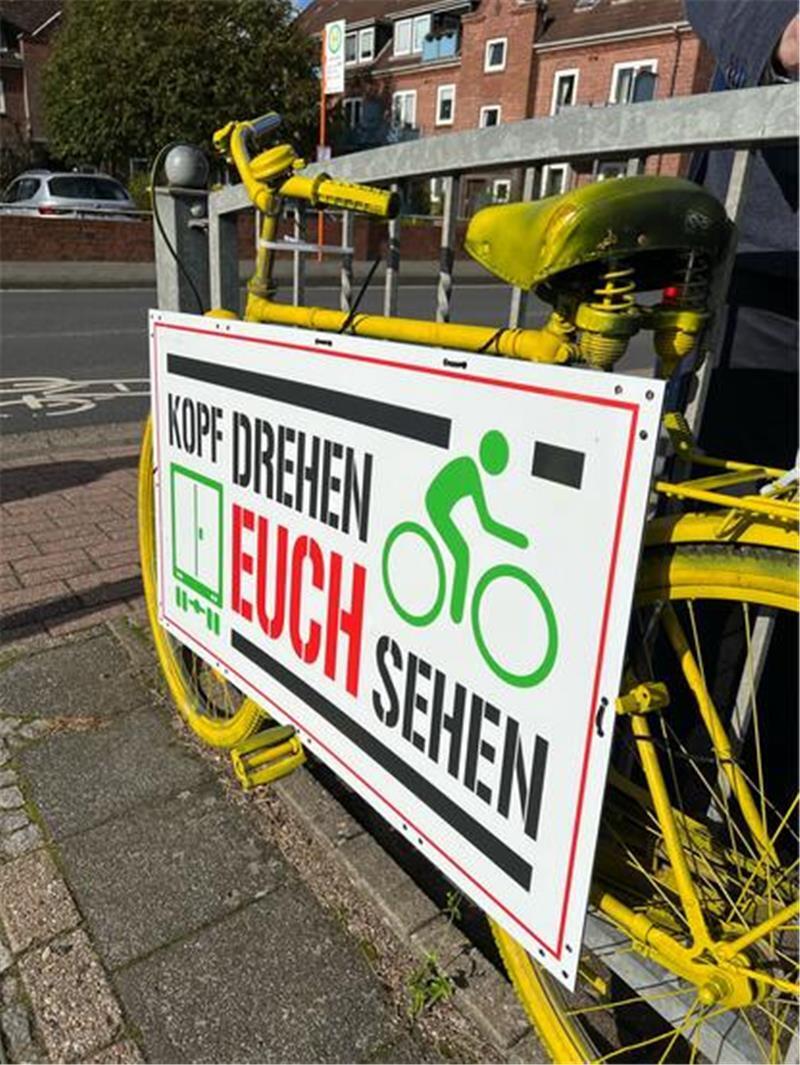 Auffällig gestaltete Fahrräder am Straßenrand sollen Unfälle verhindern.