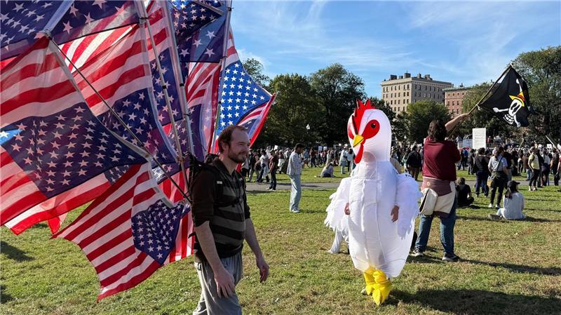 „No Kings“: Wieder Massenproteste gegen Trump in den USA Auffällig in vielen Städten, wie hier in Boston: aufblasbare Kostüme.