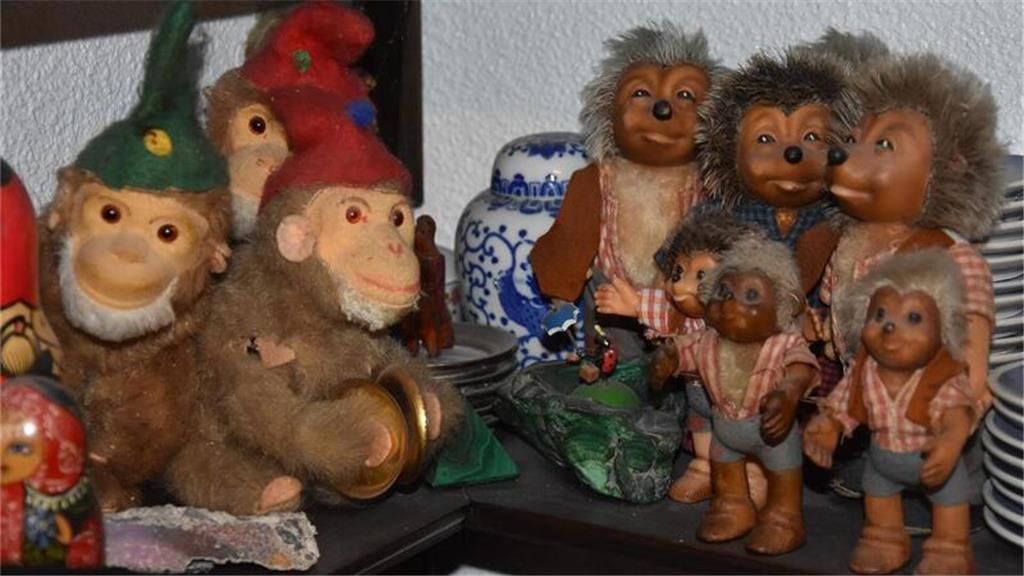 Auffälliger sind das diese Mecki-Figuren von Steiff. Von wem die Affen sind, wei...