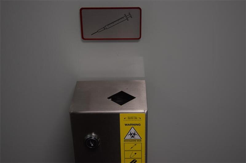 Auffallendes Merkmal in der behindertengerechten Unisextoilette auf dem Altstadtparkplatz in Buxtehude: ein Abfallbehälter für gebrauchte Spritzen.