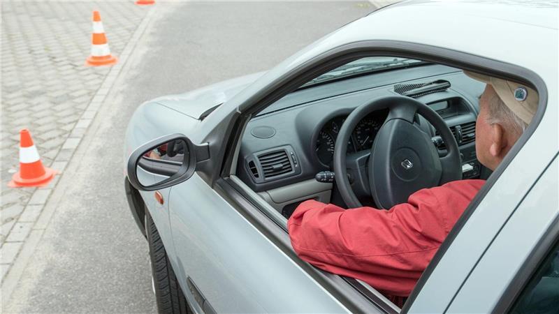 Senioren am Steuer: Unfallzahl steigt deutlich Auffrischungskurse sind nicht verpflichtend, aber Experten werben dafür. (Archivbild)