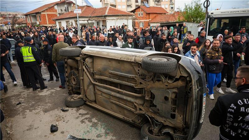 Brandopfer aus Nordmazedonien zur Behandlung im Ausland Aufgebrachte Bewohner im nordmazedonischen Kocani stürzten ein Fahrzeug des Diskothekenbesitzers um, in dessen Lokal es zu dem verheerenden Brand mit 59 Toten kam.