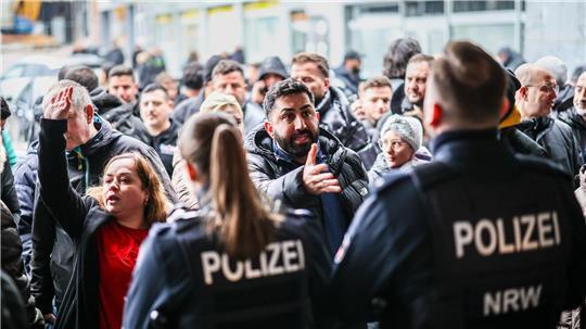 Aufgebrachte Kunden diskutieren mit der Polizei nach dem Einbruch in die Sparkasse Buer.