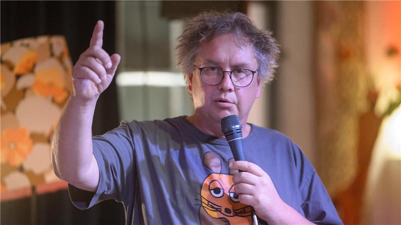 Aufgemerkt: Quizmaster André Wollenberg hat den Saal im Blick.