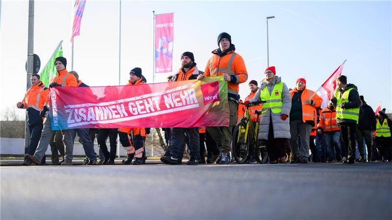 Aufgerufen zum Warnstreik waren Beschäftigte der Autobahn GmbH sowie der Landesstraßenbauverwaltung. 