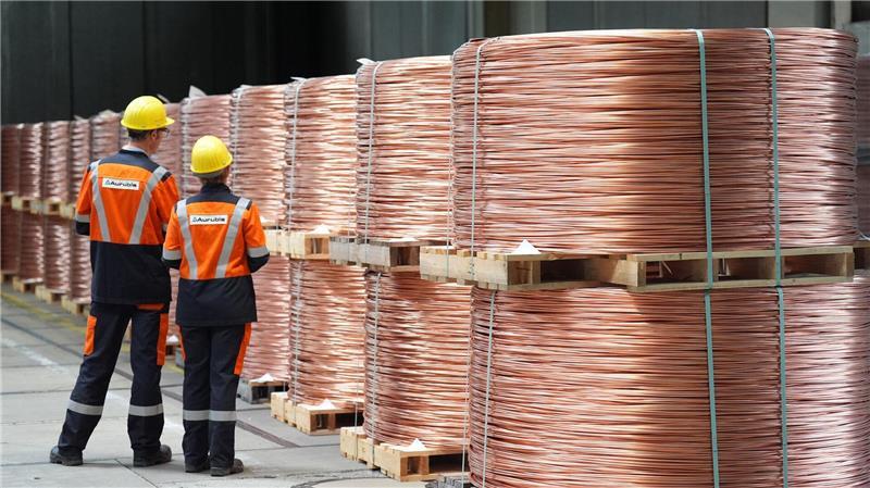 Aufgewickelte Kupferdrähte, sogenannte Coils, liegen im Hamburger Aurubis-Werk. (Archivbild)