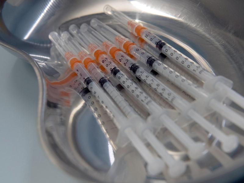 Aufgezogene Spritzen mit dem Biontech-Impfstoff gegen das Coronavirus liegen in einer Schale. Foto: Paul Zinken/dpa-Zentralbild/dpa/Symbolbild