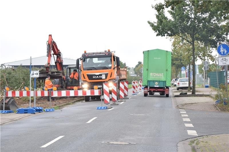 Aufgrund der Arbeiten am neuen Geh- und Radweg im Ostfeld ist die K 26 halbseitig gesperrt. Foto: Battmer