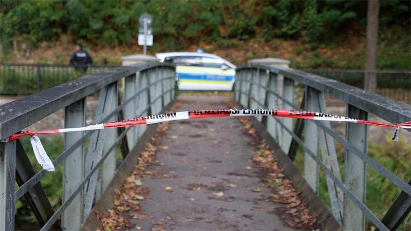 Aufgrund der Auffindesituation und festgestellter Verletzungen geht die Polizei davon aus, dass der 37-Jährige Opfer eines Gewaltverbrechens wurde.