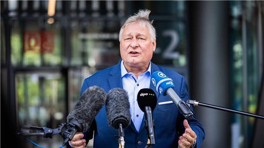 Aufgrund der hohen Spritpreise fordert EVG-Chef Burkert Rabatte bei der Deutschen Bahn. (Archivbild)