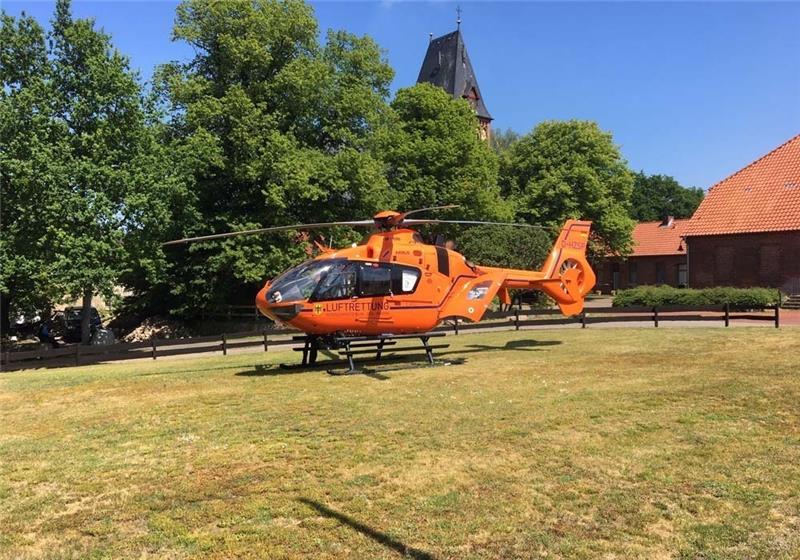 Aufgrund der schweren Verletzung des Unfallopfers konnte der Rettungshelikopter nicht abheben, die Frau wurde stattdessen von einem Rettungswagen in das Elbe Klinikum Buxtehude gebracht.