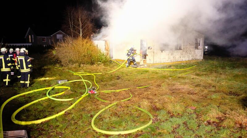 Dichter Rauch über Himmelpforten: Feuer zerstört Wohnhaus Aufgrund der starken Rauchenentwicklung riet die Polizei den Anwohnern, Fenstern und Türen geschlossen zu halten.