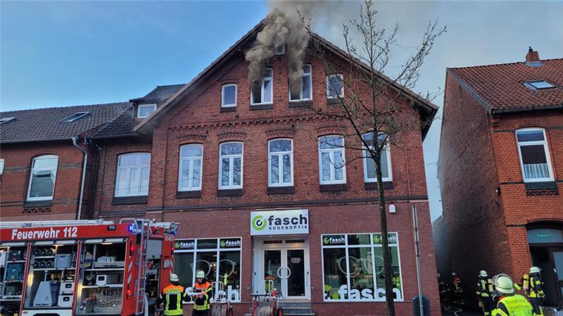 Aufgrund des Löschwassers ist das gesamte Gebäude samt dem im Erdgeschoss befindlichen Brillengeschäft beschädigt worden.