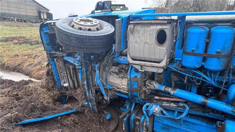 Ohrensen: Tanklaster mit 11.000 Litern Diesel kippt um - L123 gesperrt Aufgrund des Unfalls und der Bergungsarbeiten ist die L123 voll gesperrt.